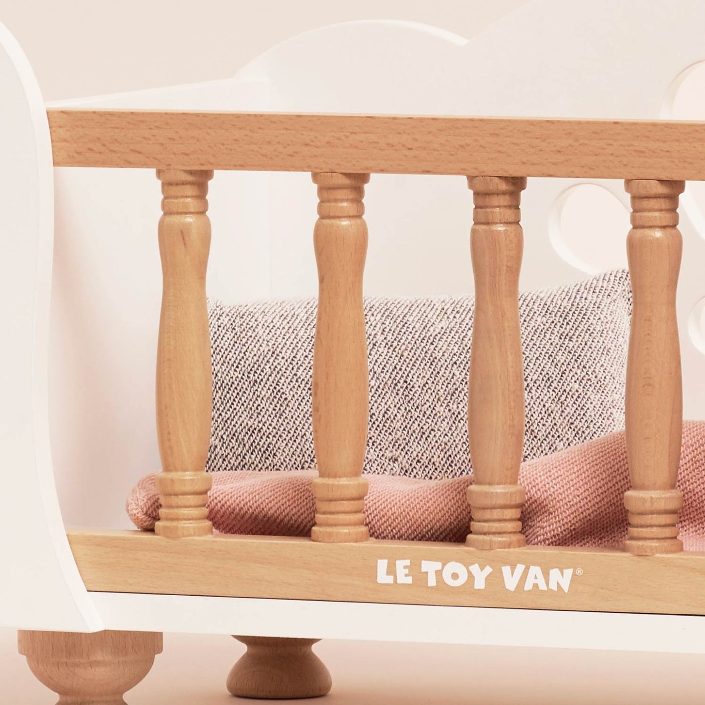 Lit de poupée en bois