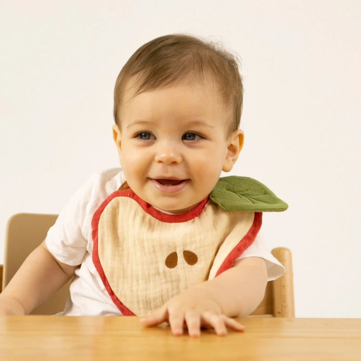 Oli&Carol Pepa the Apple Feeding Bib - Toby Tiger UK