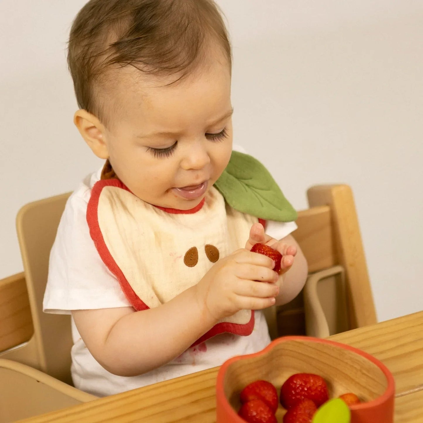 Oli&Carol Pepa the Apple Feeding Bib - Toby Tiger UK