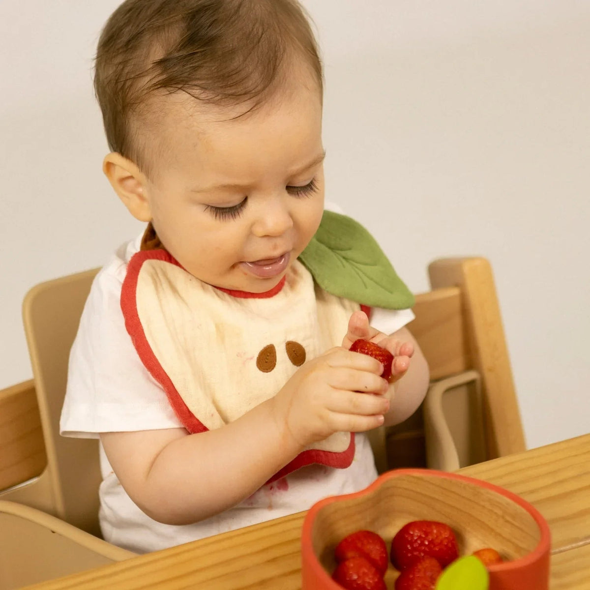 Oli&Carol Pepa the Apple Feeding Bib - Toby Tiger UK