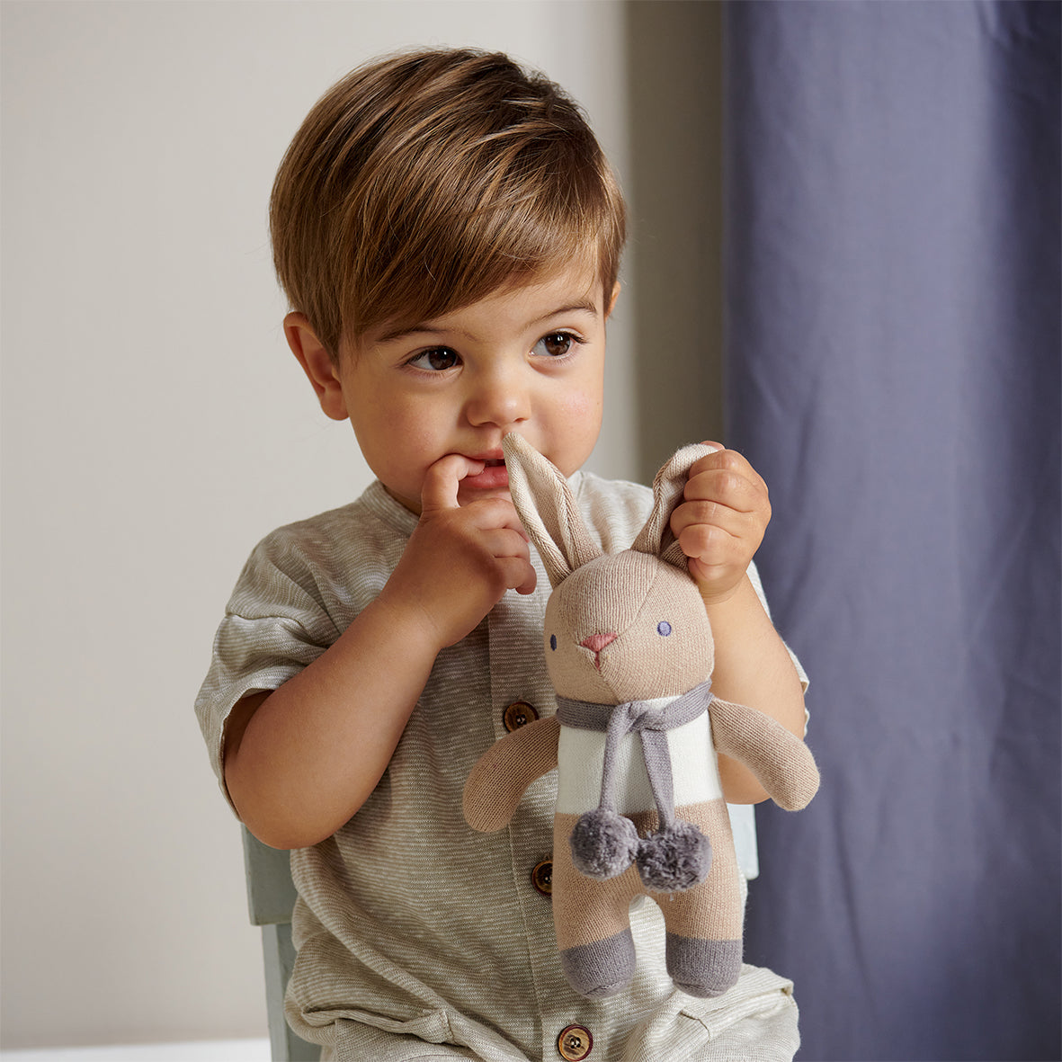Doudou, hochet et poupée en coton bio coloris taupe + coffret cadeau